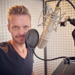 Florian Schroeder Instagram - Das ist gerade mein Arbeitsplatz von früh bis spät: mein Heimstudio, wo ich gerade das Hörbuch von „UNTER WAHNSINNIGEN – Warum wird das Böse brauchen“ aufnehme. Es wird am 12. Oktober erscheinen und sehr bald auf allen Portalen erhältlich sein – pünktlich zusammen mit dem gedruckten Buch bei @dtv_verlag. Buch und Hörbuch könnt Ihr jetzt schon vorbestellen! Es ist sehr spannend, den eigenen Text nach einiger Zeit noch einmal so bewusst zu lesen. Was bevorzugt Ihr? Bücher lesen oder Bücher vorgelesen bekommen und hören? #unterwahnsinnigen #böse #buch #hörbuch Berlin, Germany