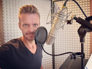 Florian Schroeder Instagram - Das ist gerade mein Arbeitsplatz von früh bis spät: mein Heimstudio, wo ich gerade das Hörbuch von „UNTER WAHNSINNIGEN – Warum wird das Böse brauchen“ aufnehme. Es wird am 12. Oktober erscheinen und sehr bald auf allen Portalen erhältlich sein – pünktlich zusammen mit dem gedruckten Buch bei @dtv_verlag. Buch und Hörbuch könnt Ihr jetzt schon vorbestellen! 

Es ist sehr spannend, den eigenen Text nach einiger Zeit noch einmal so bewusst zu lesen.
Was bevorzugt Ihr? Bücher lesen oder Bücher vorgelesen bekommen und hören? #unterwahnsinnigen #böse #buch #hörbuch