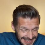 Florian Schroeder Instagram - Der neue Satirische Wochenrückblick ist online! 👍🏽