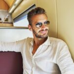 Florian Schroeder Instagram - Hey Leute! Heute präsentiere ich mich Euch mit meiner neuen Spätsommer-Sonnenbrille und dem dazu passenden legeren Sommerhemd. Ich möchte mich ab sofort stärker in Richtung Mode-Influencer aufstellen und bitte Euch um viele Likes und Kommentare, damit das klappt! 🙏😍🕺👯‍♀️ Ach ja, fast vergessen: heute und morgen spiele ich um 20 Uhr meine Show NEUSTART in @wuehlmaeuse_berlin. Kommt Ihr vorbei? # #insta #tour #neustart #mode #show #mann #sexy #sonnenbrille Berlin, Germany