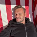 Florian Schroeder Instagram - Hey Instacrowd, nach meinem gestrigen Selfie-Megaerfolg habe ich mich heute in einen Amrumer Strandkorb gesetzt und die Augen geschlossen. Wie findet ihr das? Los, schreibts mir in die Kommentare! 😘😘 aus der warmen Nordseesonne! Insel Amrum