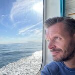 Florian Schroeder Instagram - Auf dem Weg zur Show nach Föhr! Und es ist: AUSVERKAUFT! 🥳 (Dieses Foto habe ich nur gepostet, weil mir mein Social-Media-Bersterstab mitgeteilt hat, dass ein nachdenklicher Blick übers Meer unfassbar gut klickt!) Insel Föhr