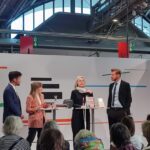 Florian Schroeder Instagram - Heute den ganzen Tag auf der Frankfurter Buchmesse: erst ein sehr spannendes Gespräch zusammen mit Marlene Streeruwitz bei @deutschlandfunkkultur und jetzt zur Signierstunde am Stand von @dtv_verlag #unterwahnsinnigen #buchmesse #frankfurt