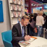 Florian Schroeder Instagram - Heute den ganzen Tag auf der Frankfurter Buchmesse: erst ein sehr spannendes Gespräch zusammen mit Marlene Streeruwitz bei @deutschlandfunkkultur und jetzt zur Signierstunde am Stand von @dtv_verlag #unterwahnsinnigen #buchmesse #frankfurt