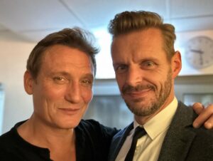 Florian Schroeder Instagram - Große Ehre, heute um 22h UNTER WAHNSINNIGEN in der vorletzten Sendung von @bettinaboettinger im Kölner Treff vorstellen zu dürfen - unter anderem zusammen mit @peter_wohlleben und @oliver_masucci  Freue mich, wenn Ihr reinschaut und bin gespannt, was Ihr sagt! 22h, @wdr #unterwahnsinnigen #buch #talk