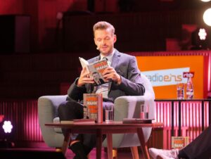 Florian Schroeder Instagram - Liebe Leute, heute ist ein großer Tag, der mich sehr glücklich macht: Nach fünf Jahren Arbeit erscheint heute mein neues Buch UNTER WAHNSINNIGEN - Warum wir das Böse brauchen. Es ist immer wieder ein unbeschreibliches Gefühl, ein neues Werk in Händen zu halten. Danke an meinen wunderbaren Verlag @dtv_verlag, der dieses Projekt mit so viel Lust, Geduld und der richtigen Portion Druck unterstützt hat. Nach der sehr schönen Buchpremiere im Großen Sendesaal des rbb vor 650 Leuten (☺️danke an alle, die da waren) - geht es nun zum Kölner Treff mit der sehr geschätzten @bettinaboettinger - freue mich! #unterwahnsinnigen #buch #hörbuch #böse @radioeins
