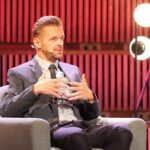 Florian Schroeder Instagram - Liebe Leute, heute ist ein großer Tag, der mich sehr glücklich macht: Nach fünf Jahren Arbeit erscheint heute mein neues Buch UNTER WAHNSINNIGEN - Warum wir das Böse brauchen. Es ist immer wieder ein unbeschreibliches Gefühl, ein neues Werk in Händen zu halten. Danke an meinen wunderbaren Verlag @dtv_verlag, der dieses Projekt mit so viel Lust, Geduld und der richtigen Portion Druck unterstützt hat. Nach der sehr schönen Buchpremiere im Großen Sendesaal des rbb vor 650 Leuten (☺️danke an alle, die da waren) - geht es nun zum Kölner Treff mit der sehr geschätzten @bettinaboettinger - freue mich! #unterwahnsinnigen #buch #hörbuch #böse @radioeins