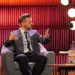 Florian Schroeder Instagram - Liebe Leute, heute ist ein großer Tag, der mich sehr glücklich macht: Nach fünf Jahren Arbeit erscheint heute mein neues Buch UNTER WAHNSINNIGEN - Warum wir das Böse brauchen. Es ist immer wieder ein unbeschreibliches Gefühl, ein neues Werk in Händen zu halten. Danke an meinen wunderbaren Verlag @dtv_verlag, der dieses Projekt mit so viel Lust, Geduld und der richtigen Portion Druck unterstützt hat. Nach der sehr schönen Buchpremiere im Großen Sendesaal des rbb vor 650 Leuten (☺️danke an alle, die da waren) - geht es nun zum Kölner Treff mit der sehr geschätzten @bettinaboettinger - freue mich! #unterwahnsinnigen #buch #hörbuch #böse @radioeins