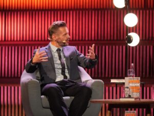 Florian Schroeder Instagram - Liebe Leute, heute ist ein großer Tag, der mich sehr glücklich macht: Nach fünf Jahren Arbeit erscheint heute mein neues Buch UNTER WAHNSINNIGEN - Warum wir das Böse brauchen. Es ist immer wieder ein unbeschreibliches Gefühl, ein neues Werk in Händen zu halten. Danke an meinen wunderbaren Verlag @dtv_verlag, der dieses Projekt mit so viel Lust, Geduld und der richtigen Portion Druck unterstützt hat. Nach der sehr schönen Buchpremiere im Großen Sendesaal des rbb vor 650 Leuten (☺️danke an alle, die da waren) - geht es nun zum Kölner Treff mit der sehr geschätzten @bettinaboettinger - freue mich! #unterwahnsinnigen #buch #hörbuch #böse @radioeins