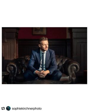 Florian Schroeder Instagram - Dieses Gespräch in der @taz.die_tageszeitung an diesem Wochenende bedeutet mir viel: ich versuche darin zu erklären, warum wir die Taten der Hamas als menschlich anerkennen müssen und nicht als böse - und warum wir so das Ausmaß der Grausamkeit erst wirklich erkennen können. Außerdem zeige ich, warum die größten Abgründe nicht in anderen, sondern immer in uns selbst liegen. Bin gespannt, was Ihr dazu sagt. Link in Bio. #unterwahnsinnigen #buch #gutundböse #böse