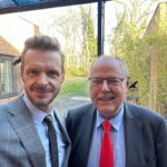 Florian Schroeder Instagram – Heute Abend blicke ich mit diesem freundlichen Herrn auf das Jahr 2023 zurück. Sein Name ist Steinmeier und er war mal Außen…ach nee, warte. Bis heute Abend um 23:45 Uhr weiß ich es. Dann läuft „Schroeder wählt Steinbrück“ im @wdr Fernsehen. #steinbrück #show #tv #wdr #satire WDR