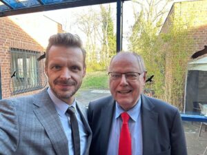 Florian Schroeder Instagram - Heute Abend blicke ich mit diesem freundlichen Herrn auf das Jahr 2023 zurück. Sein Name ist Steinmeier und er war mal Außen…ach nee, warte. Bis heute Abend um 23:45 Uhr weiß ich es. Dann läuft „Schroeder wählt Steinbrück“ im @wdr Fernsehen. #steinbrück #show #tv #wdr #satire