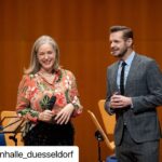 Florian Schroeder Instagram – Das ist wirklich eine sehr schöne Reihe, die mir ausgesprochen viel Spaß macht: Schroeder geht ins Konzert – dieses schöne Format verbindet klassische Musik und Satire. Am Sonntag war die Düsseldorfer Symphoniker und die Violinistin Isabelle van Keulen meine Gäste. #show #konzert #tonhalle #düsseldorf Tonhalle Düsseldorf