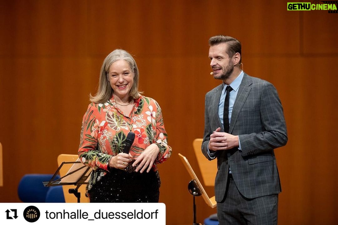 Florian Schroeder Instagram - Das ist wirklich eine sehr schöne Reihe, die mir ausgesprochen viel Spaß macht: Schroeder geht ins Konzert – dieses schöne Format verbindet klassische Musik und Satire. Am Sonntag war die Düsseldorfer Symphoniker und die Violinistin Isabelle van Keulen meine Gäste. #show #konzert #tonhalle #düsseldorf Tonhalle Düsseldorf