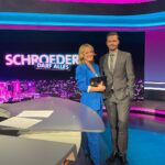 Florian Schroeder Instagram - Heute spreche ich mit @lisa_feller_official in #schroederdarfalles über Helikopter-Eltern…nein, schlimmer: Drohnen-Eltern. Um 23.35h im Ersten Linearen Fernsehen - und jetzt schon in der @ardmediathek #satire #comedy #tv