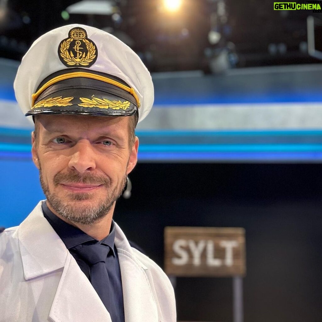 Florian Schroeder Instagram - Na, wie findet Ihr mich als Traumschiff-Kapitän? Gemeinsam brechen wir heute auf nach Sy…?! Und zwar in der neuen Ausgabe von SCHROEDER DARF ALLES - um 0.15h im ERSTEN und jetzt in der @ardmediathek #schroederdarfalles #satire #comedy