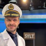 Florian Schroeder Instagram - Na, wie findet Ihr mich als Traumschiff-Kapitän? Gemeinsam brechen wir heute auf nach Sy…?! Und zwar in der neuen Ausgabe von SCHROEDER DARF ALLES - um 0.15h im ERSTEN und jetzt in der @ardmediathek #schroederdarfalles #satire #comedy
