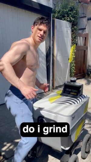 Flula Borg Instagram - man vs maschine vs yolanda