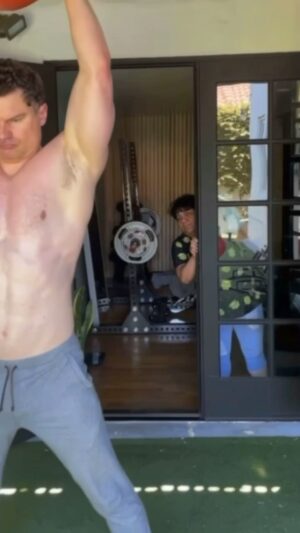 Flula Borg Instagram - YOLO? More like Yolanda
💪 @paolomascitti