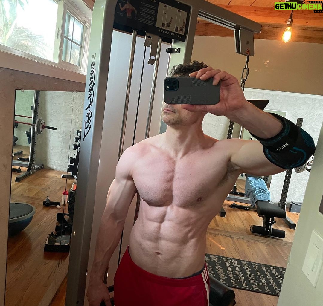 Flula Borg Instagram - PAPARAZZI this is the FINALS STRAW!! you have invade my private works out time!?! yes you is covering your face in this foto, butt I SHALL STILL FIND OUT WHO YOU IS, PAP! internet, do your things!