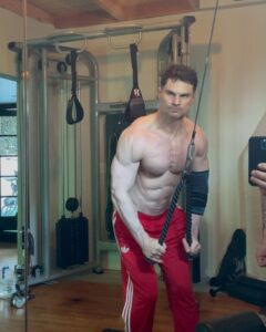 Flula Borg Instagram - SUNDAY MORNING GRINED wow it feels so good to wake it up early on sunday and iron some pump 💪 @paolomascitti