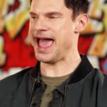 Flula Borg Instagram – SEXI MÄN SPLITTS! i am so excitement for #BumperInBerlin streaming Nov 23 on @peacocktv!!