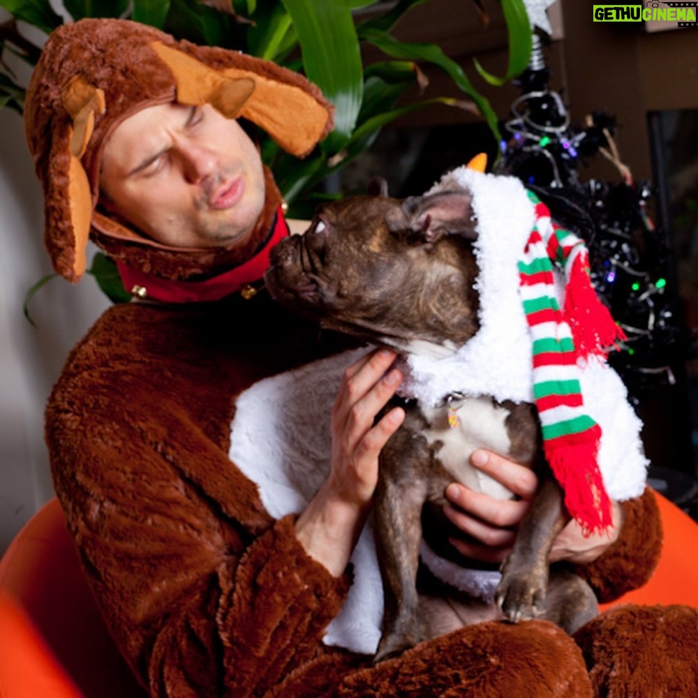 Flula Borg Instagram - Questchin: Is Flula loving animals? Antser: These Fotos! I am also loving organizations that support animals, one of many reasons I support A Community of Friends (@acoforg) link in bio! ACOF’s mission is ending homelessness through the provision of quality permanent supportive housing for people with mental illness! They are doing this with affordable housing but also with supportive services for tenants to include Pet Wellness! Fifty percents of ACOF tenants live with a service animal, support animal or pet. ACOF partners with local nonprofits along with grant funding to host Pet Wellness Clinics. Tenants meet with a veterinarian for vaccinations, flea medication, microchips for their animals, and more! Here are fotos of some of the many wunderbar peoples that ACOF does support together with their excellent animals! You may learn more at @acoforg, and if you would like to support ACO, all gifts up to $50,000 shall be match until 31 Dez! Link in bio! @acoforg @peopleandpetsbtf #LatinoAllianceforAnimalCareCoalition 📸 @marissadela