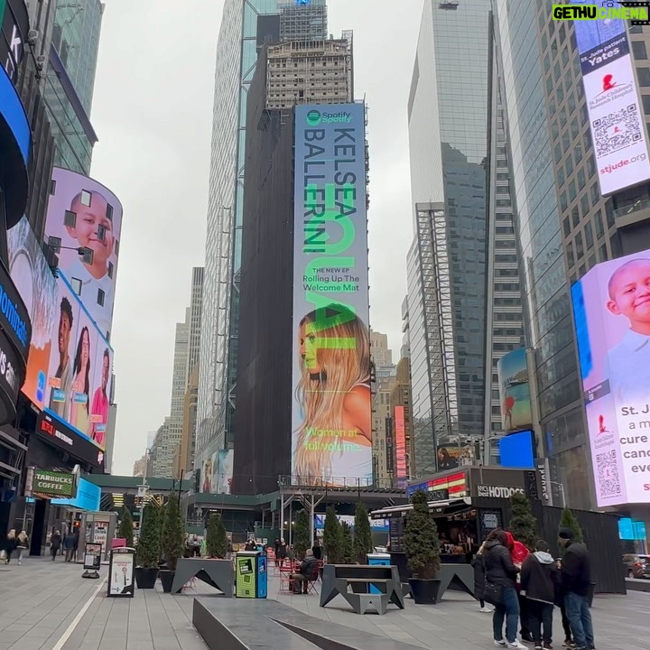 Foudeqush Instagram - mi primera vez en el times square !!! gracias infinitas @spotifymexico #equal 🖤🖤🖤🖤🖤 se pone chida la simulacióOooonnnn, a la próxima espero poder estar presente en cuerpaaaa