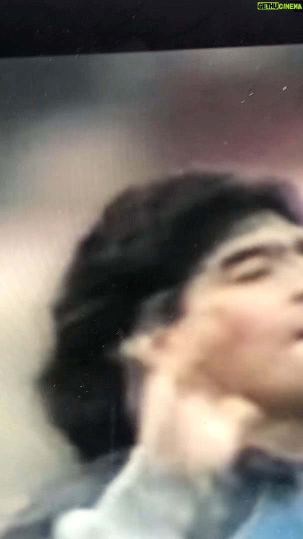 Francesco Apolloni Instagram - Ti ricorderò così campione, quando per far paura ai tuoi avversari, inizi a ballare con la palla attaccata alla testa e ai piedi ... balli per fare coraggio ai tuoi compagni ... balli per vincere...perché in fondo bisogna sempre ballare anche se la musica non c’è’! ❤️