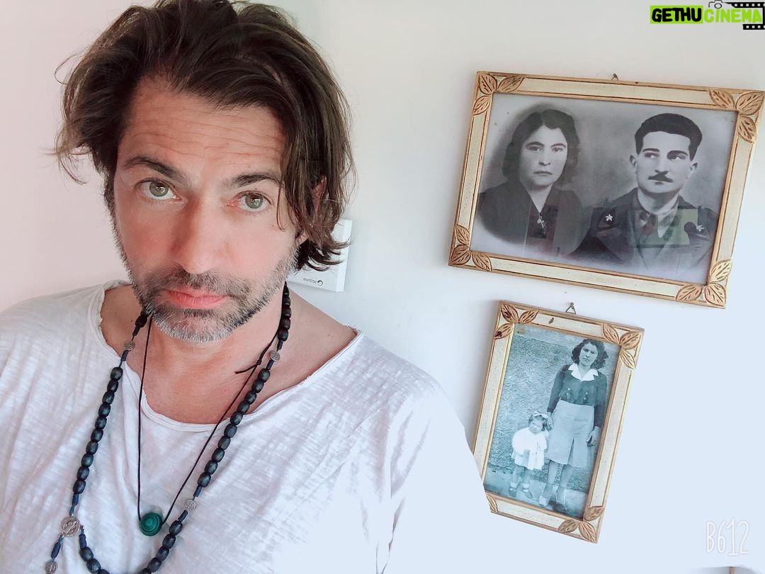 Francesco Apolloni Instagram - Per ricordarmi da dove vengo❤️ i miei nonni e la mia mamma bambina Grazie per i vostri sacrifici e il vostro coraggio 👊 grazie per avermi cresciuto grazie per la vostra semplicità grazie per la povertà grazie per tutto perché mi avete reso un uomo più ricco #family #loveyou #passion #courage @luigiaalbina