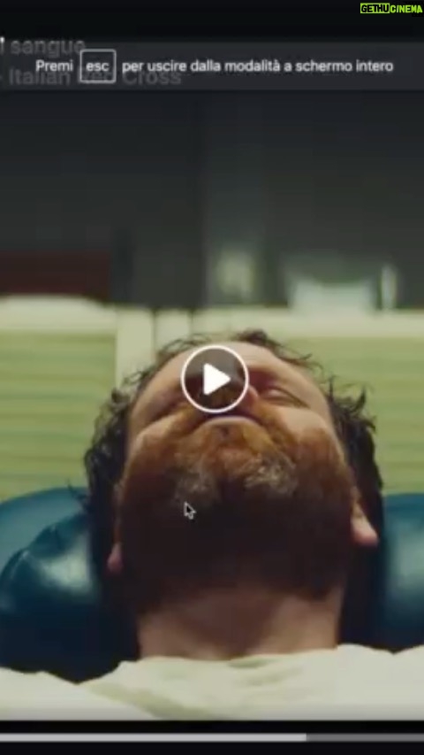 Francesco Apolloni Instagram - Ho avuto il piacere di dare il mio piccolo contributo doppiando questo bellissimo spot per @crocerossaitaliana per la campagna di sensibilizzazione alla donazione del sangue, mai come oggi così urgente ❤️ grazie a @veronika.logan meravigliosa donna e attrice che mi ha coinvolto in questa iniziativa e che ha doppiato lo spot con me .... @raoulbovagram @rociommorales @startalentiofficial @iamdanielbondi