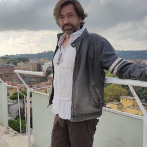 Francesco Apolloni Instagram - Riunione di  sceneggiatura Stacco  la mia agente @tiziana_dimatteo1 @tt_agencysrl mi chiama e mi chiede " Mi servono  delle foto con questo look che hai "  io : " Che look ? " @tiziana_dimatteo1 : "Ma si dai con la barba trasandato" io: 😳Quando ti servono ? " @tiziana_dimatteo1: " Ora !" Stacco il tuo  sceneggiatore di fiducia @kardius67 si trasforma in pochi minuti in  @david_lachapelle con un pizzico di @olivierotoscanistudio no filter no make up Risultato ???