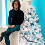 Francisco Fernández Instagram - Tenho andado a tirar o pelo do peito para ver se dá para colar na cabeça que não tarda estou careca como o meu pai…🧑🏻‍🦲😂 tou a gozar…! não, não estou… 🙄