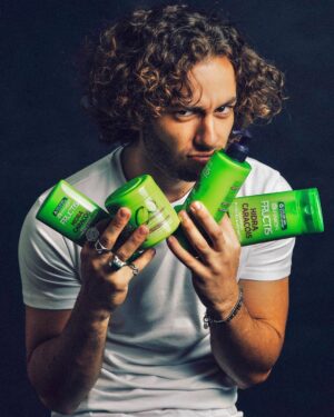 Francisco Fernández Instagram - #pub Querem tratar bem dos vossos caracóis?
A gama Fructis Hidra Caracóis da @garnierportugal trata deles. Para caracóis definidos e hidratados, com 96h de efeito anti-frizz. 😏🤘
O glam rock pode voltar que eu vou deixar crescer a juba!👩‍🎤
#fructispub #naosequesoscaracois