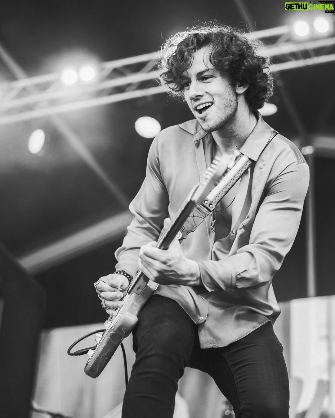 Francisco Fernández Instagram - Some guitar faces for the front line 🃏