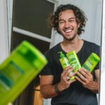 Francisco Fernández Instagram – #pub Desde o primeiro confinamento que comecei a deixar crescer o cabelo, o mais difícil tem sido mesmo domar esta juba bem selvagem… Garnier enviou me a sua nova gama Força & Brilho de Fructis, e não é que faz efeito! Caracóis domadinhos e brilhantes malta… ouçam o que vos digo… 😏🦁 @garnierportugal #fructispub