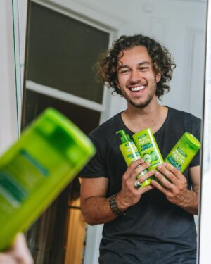 Francisco Fernández Instagram - #pub Desde o primeiro confinamento que comecei a deixar crescer o cabelo, o mais difícil tem sido mesmo domar esta juba bem selvagem... Garnier enviou me a sua nova gama Força & Brilho de Fructis, e não é que faz efeito! Caracóis domadinhos e brilhantes malta... ouçam o que vos digo... 😏🦁 @garnierportugal #fructispub