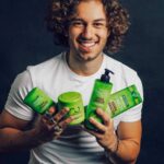 Francisco Fernández Instagram – #pub Querem tratar bem dos vossos caracóis?
A gama Fructis Hidra Caracóis da @garnierportugal trata deles. Para caracóis definidos e hidratados, com 96h de efeito anti-frizz. 😏🤘
O glam rock pode voltar que eu vou deixar crescer a juba!👩‍🎤
#fructispub #naosequesoscaracois