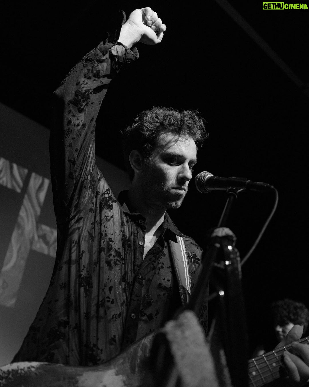 Francisco Fernández Instagram - Don’t forget to give yourself your daily dose of rock n roll 🤘👅 Dancing Against Time OUT NOW @theredbeds . . 📸 @manchinhaphotos Rock N' Roll