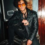 Francisco Fernández Instagram – Eu lancei um single em dezembro que podem ouvir em @theredbeds .
A @iamblacci lançou agora EP.
Vão ouvir e venham cá dizer se gostaram 🤘🤘

#theredbeds #comeridewithme #blacci111 #111 #brandfire #singer  #music #fashion #popmusic #rock #rockmusic #rocknroll