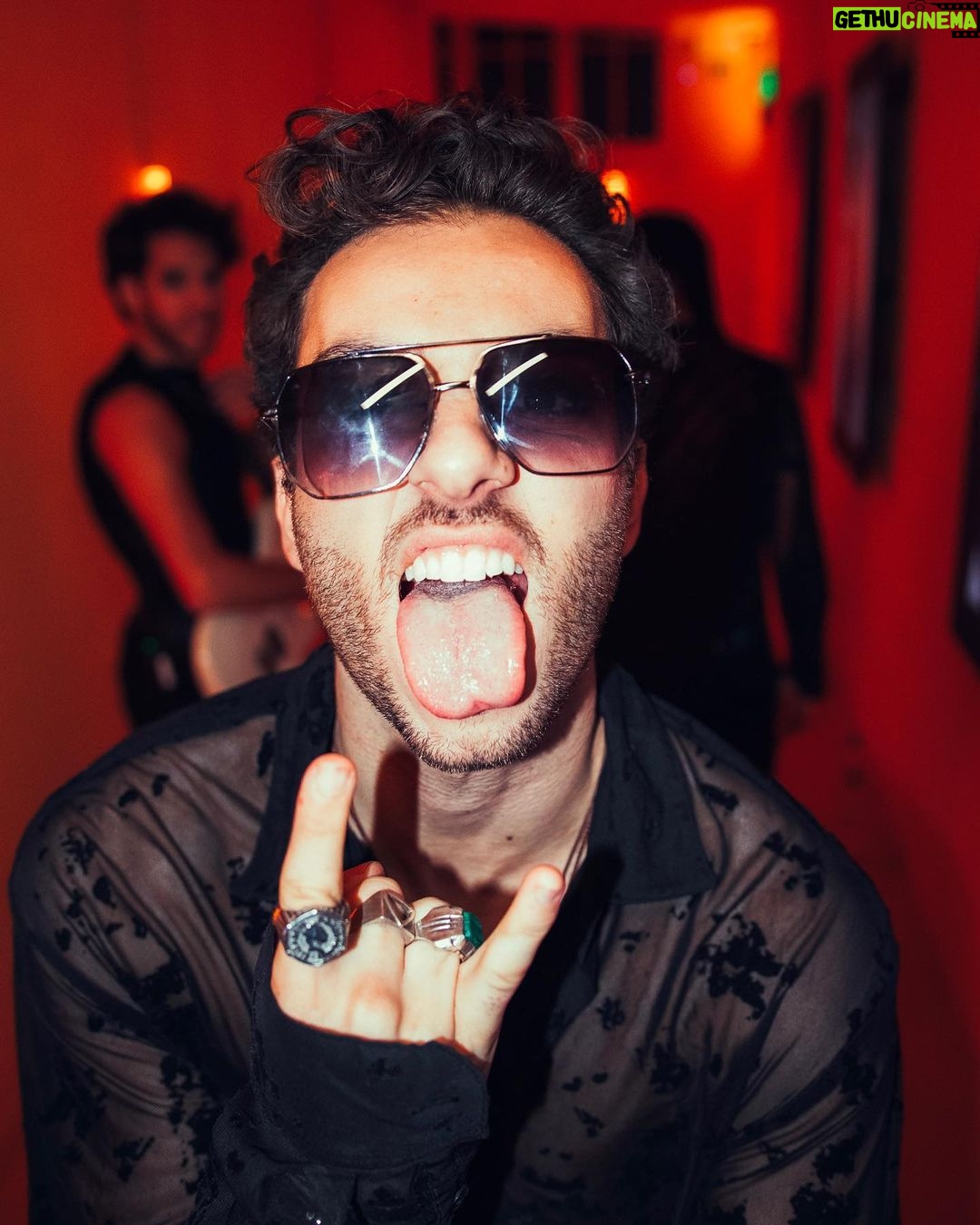 Francisco Fernández Instagram - Don’t forget to give yourself your daily dose of rock n roll 🤘👅 Dancing Against Time OUT NOW @theredbeds . . 📸 @manchinhaphotos Rock N' Roll
