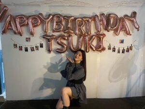Fukutomi Tsuki Instagram - 18歳になりました♡

今日18歳になるまで、私はすごく内容の濃い17年間を過ごしてきました、そしてたくさんの思い出が詰まった日々を今日も過ごすことが出来ています♡

こうやって日々沢山笑って沢山学べて、沢山の幸せと愛を感じて過ごせているのは、家族、友達、なによりも私を応援して下さる皆さんのお陰です！！！！

皆さんがいてくれるから今の私があり、どんなことがあっても頑張れる力をもらえて、努力する事ができます！私の全てです、成長することができたのもそばにいて下さった皆さんのおかげだと、私は心から思います。

今日からは18歳でのまた新しい1年間が始まりますが、一緒に成長して、一緒に素晴らしい景色を見れるように日々頑張りますので、ずっとそばにいて下さい！そして私の元気の源でいて下さい！

私は皆さんのような素敵な人たちから応援して頂けることを心の底から嬉しく思います♡

本当に大好きです

そしてありがとうございます❤️

18살이 되었습니다 ♡

오늘 18살이 될때까지 저는 굉장히 인상 깊은 17년을 보냈습니다, 그리고 많은 추억이 담긴 나날들에 오늘 하루도 보내고 있습니다 ♡

이렇게 매일 많이 웃고 많은 행복과 사랑을 느끼고 지낼 수 있도록 해주는 가족, 친구, 무엇보다도 저를 응원해주신 여러분의 덕분입니다!!!!

여러분이 있어서 지금의 제가 있고, 어떤 일이 있어도 열심히 할 수 있는 힘을 받고 노력할 수 있어요!성장할 수 있었던 것도 곁에 있어 주신 여러분 덕분이라고 저는 진심으로 생각합니다.

오늘부터는 18세에 다시 새로운 1년이 시작되지만 함께 성장하고 함께 멋진 추억을 보낼 수 있도록 매일 노력할테니 계속 곁에 있어주세요 !

저는 여러분과 같이 멋진 사람들로부터 응원을 받을 수 있어서 진심으로 기쁘게 생각합니다 ♡

정말 사랑합니다! 

그리고 감사합니다 ❤ ️