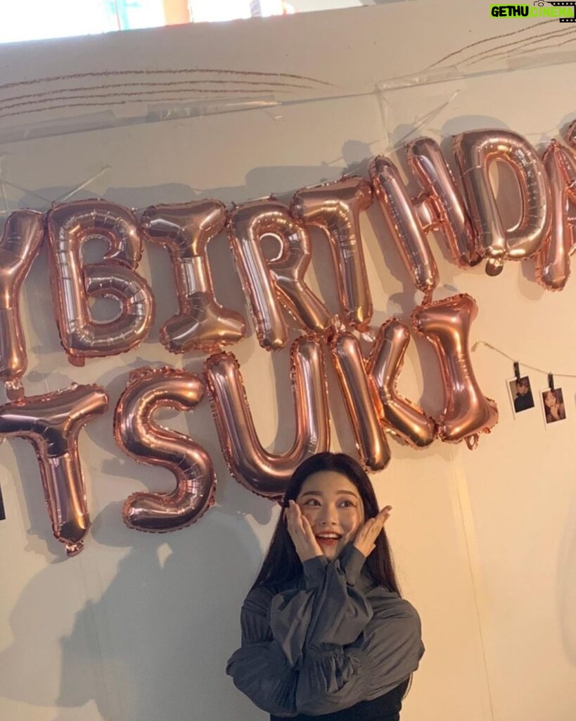 Fukutomi Tsuki Instagram - 誕生日前日の今日、ファンの方が企画してくださったセンイルイベントに内緒でこっそりと行くつもりだったのですが、たくさんのファンの方が既にお越しになっていて、一緒にお祝いして頂きました（ ; ; ）そしてとっても素敵な装飾を準備してくださっていて本当に感動しました😭♡ 　 皆さん本当に有り難うございます！ 今日の写真たくさん今から載せますので、是非見ていって下さいね♡ 생일 전날인 오늘 팬분들이 기획해주신 생일이벤트에 몰래 가려고 했는데 이미 많은 팬들이 계셔서 함께 축하했습니다( ;;)그리고 너무 예쁘게 카페를 꾸며주시고 준비해주셔서 정말 감동했습니다 😭 ♡ 　 여러분 정말 감사드립니다! 오늘의 사진 지금부터 많이 올릴테니까 꼭 보고 가세요 ♡ #talways_rav_u