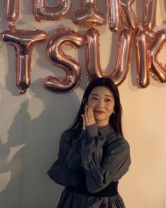 Fukutomi Tsuki Instagram - 誕生日前日の今日、ファンの方が企画してくださったセンイルイベントに内緒でこっそりと行くつもりだったのですが、たくさんのファンの方が既にお越しになっていて、一緒にお祝いして頂きました（ ; ; ）そしてとっても素敵な装飾を準備してくださっていて本当に感動しました😭♡ 　 皆さん本当に有り難うございます！ 今日の写真たくさん今から載せますので、是非見ていって下さいね♡ 생일 전날인 오늘 팬분들이 기획해주신 생일이벤트에 몰래 가려고 했는데 이미 많은 팬들이 계셔서 함께 축하했습니다( ;;)그리고 너무 예쁘게 카페를 꾸며주시고 준비해주셔서 정말 감동했습니다 😭 ♡ 　 여러분 정말 감사드립니다! 오늘의 사진 지금부터 많이 올릴테니까 꼭 보고 가세요 ♡ #talways_rav_u
