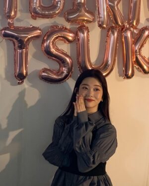 Fukutomi Tsuki Instagram - 誕生日前日の今日、ファンの方が企画してくださったセンイルイベントに内緒でこっそりと行くつもりだったのですが、たくさんのファンの方が既にお越しになっていて、一緒にお祝いして頂きました（ ; ; ）そしてとっても素敵な装飾を準備してくださっていて本当に感動しました😭♡
　
皆さん本当に有り難うございます！

今日の写真たくさん今から載せますので、是非見ていって下さいね♡

생일 전날인 오늘 팬분들이 기획해주신 생일이벤트에 몰래 가려고 했는데 이미 많은 팬들이 계셔서 함께 축하했습니다( ;;)그리고 너무 예쁘게 카페를 꾸며주시고 준비해주셔서 정말 감동했습니다 😭 ♡
　
여러분 정말 감사드립니다!

오늘의 사진 지금부터 많이 올릴테니까 꼭 보고 가세요 ♡

#talways_rav_u