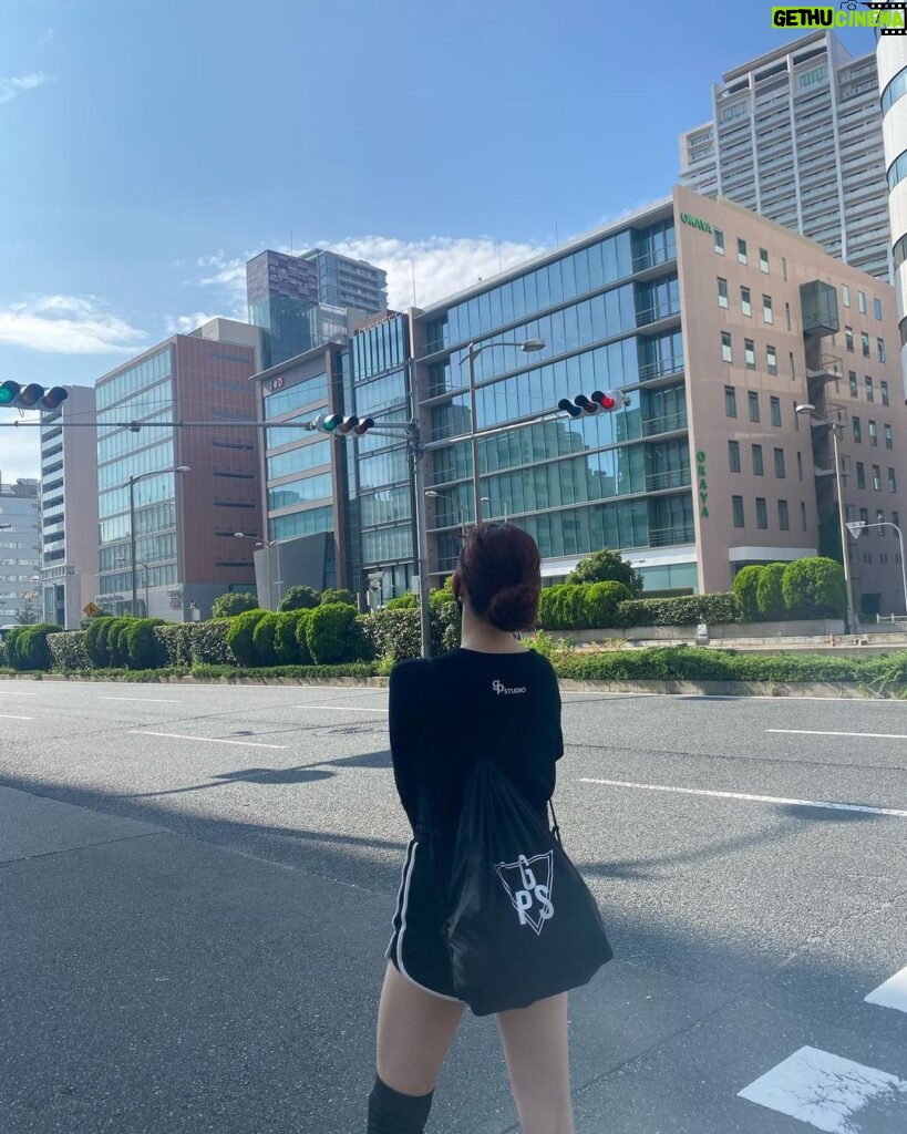 Fukutomi Tsuki Instagram - GP生になれるこの期間限定ファッション🤣✨ この日は本当に暑くて、1Lのペットボトルを持ち歩いていたなぁ笑笑 つい最近の事の様に感じますが、もう秋への変わり目（；＿；） 一年って過ぎるのとっても早いですよね。・゜・(ノД`)・゜・。 残りの数ヶ月も充実して楽しい時間を皆様が過ごせます様に！そして健康であります様に！ 이 날은 정말 덥고, 1L짜리 페트병을 가지고 있었어요!!! 최근의 일처럼 느껴지지만 벌써 가을의 모습으로 바뀔때예요(;_;) 1년이 흘러가는 것이 정말 빨라요 ・゜・(ノД`)・゜・。 여러분 남은 몇개월도 충실하고 즐거운 시간 보내시길 바라고, 또 건강하게 보내세요!