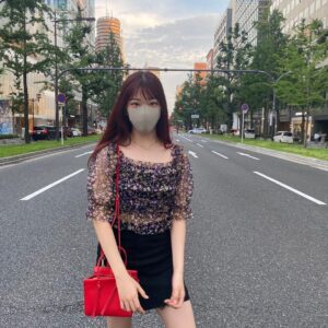 Fukutomi Tsuki Instagram - ミーティング終わり、御堂筋でパシャリ📷✨

御堂筋の冬のイルミネーションがすごく綺麗で毎年毎年見にきてたのを思い出したぁぁぁぁぁぁ（；＿；）✨🎄

そしてテスト期間中の学生の方が多いと聞きました！

みんなにパワー送るために今日も明日も明後日も投稿するので楽しみに待っていてくださぁい！

今日もお疲れ様でした！😝💪🔥
みんなの努力が報われますように！✨

私も頑張るぞー！！！！！！😡🔥

오사카에 있는 유명한 큰 도로 입니다!!
여기는 겨울이 되면 일루미네이션이 너무 이뻐서 겨울이 되면 자주 보러 왔었습니다!!

#タルちゃん
#福富つき