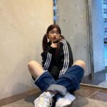 Fukutomi Tsuki Instagram - 可愛い白スニーカー🤍 私、スニーカーは厚底族な為 この足も疲れないくらいの厚底具合がとっても好きで、可愛くスポーティー♡でもおしゃれに韓国っぽくはけるので、足元から可愛さが目立ってラブです>< このパンツにもとっても合うし、ワンピース、スカート何にでも合うから沢山履いてます！ 皆さんも是非チェックです♡ #akiiiclassic #オルチャン #韓国ファッション