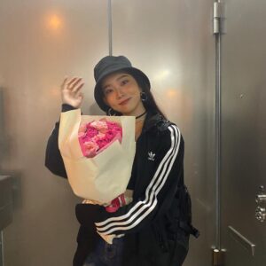 Fukutomi Tsuki Instagram - 事務所の代表からお花を送って頂きました（ ; ; ）

とってもうれしいです！
有り難うございます😭💗

今日は沢山の人に祝っていただけた最高の誕生日でした！

そして皆さんも沢山のメッセージありがとうございます！

こんなに沢山メッセージ頂く事も初めてだったので、本当に感動して、もっと頑張らなくちゃな！って背中を押してもらうことが出来ました！

もっと輝きます✨

미스틱스토리 대표님으로부터 꽃을 받았습니다!!

정말 기쁩니다!
감사합니다 😭💗

오늘은 많은 분들에게 축하 받은 최고의 생일이였습니다!

그리고 여러분들의 많은 메세지도 감사합니다!

이렇게 많은 메세지를 받은 것도 처음이라 정말 감동했고, 앞으로 더 열심히 해야지!라는 자극을 받았습니다!

더 빛날 수 있도록 노력하겠습니다 ✨