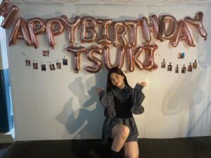 Fukutomi Tsuki Instagram - 18歳になりました♡

今日18歳になるまで、私はすごく内容の濃い17年間を過ごしてきました、そしてたくさんの思い出が詰まった日々を今日も過ごすことが出来ています♡

こうやって日々沢山笑って沢山学べて、沢山の幸せと愛を感じて過ごせているのは、家族、友達、なによりも私を応援して下さる皆さんのお陰です！！！！

皆さんがいてくれるから今の私があり、どんなことがあっても頑張れる力をもらえて、努力する事ができます！私の全てです、成長することができたのもそばにいて下さった皆さんのおかげだと、私は心から思います。

今日からは18歳でのまた新しい1年間が始まりますが、一緒に成長して、一緒に素晴らしい景色を見れるように日々頑張りますので、ずっとそばにいて下さい！そして私の元気の源でいて下さい！

私は皆さんのような素敵な人たちから応援して頂けることを心の底から嬉しく思います♡

本当に大好きです

そしてありがとうございます❤️

18살이 되었습니다 ♡

오늘 18살이 될때까지 저는 굉장히 인상 깊은 17년을 보냈습니다, 그리고 많은 추억이 담긴 나날들에 오늘 하루도 보내고 있습니다 ♡

이렇게 매일 많이 웃고 많은 행복과 사랑을 느끼고 지낼 수 있도록 해주는 가족, 친구, 무엇보다도 저를 응원해주신 여러분의 덕분입니다!!!!

여러분이 있어서 지금의 제가 있고, 어떤 일이 있어도 열심히 할 수 있는 힘을 받고 노력할 수 있어요!성장할 수 있었던 것도 곁에 있어 주신 여러분 덕분이라고 저는 진심으로 생각합니다.

오늘부터는 18세에 다시 새로운 1년이 시작되지만 함께 성장하고 함께 멋진 추억을 보낼 수 있도록 매일 노력할테니 계속 곁에 있어주세요 !

저는 여러분과 같이 멋진 사람들로부터 응원을 받을 수 있어서 진심으로 기쁘게 생각합니다 ♡

정말 사랑합니다! 

그리고 감사합니다 ❤ ️